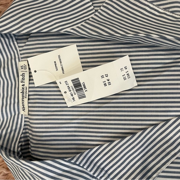 Abercrombie and Fitch - Picture 2 of 5